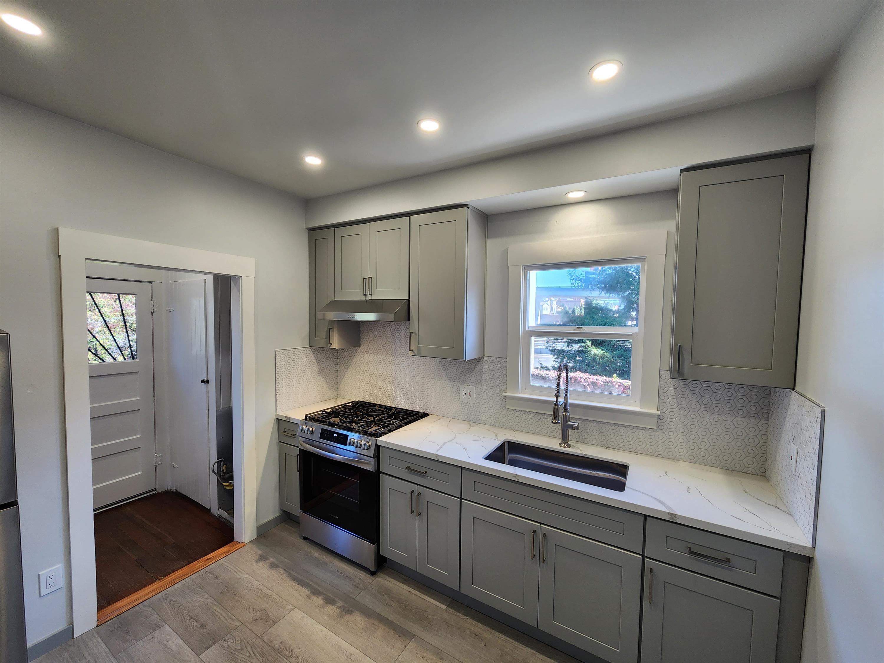 598 32nd Street - 788ab9de714c4f089e4e1b70cde5f5ca.jpg